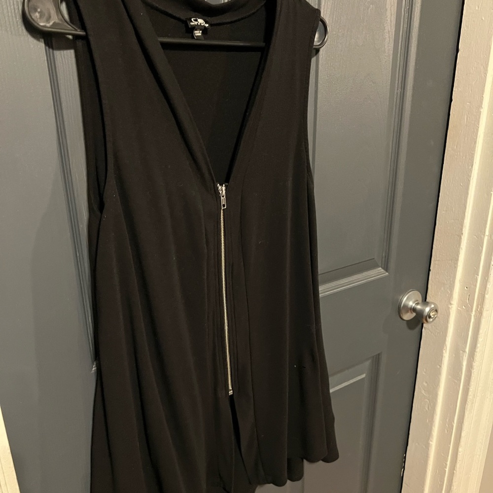 Black Full Zip Flowy Tank XL